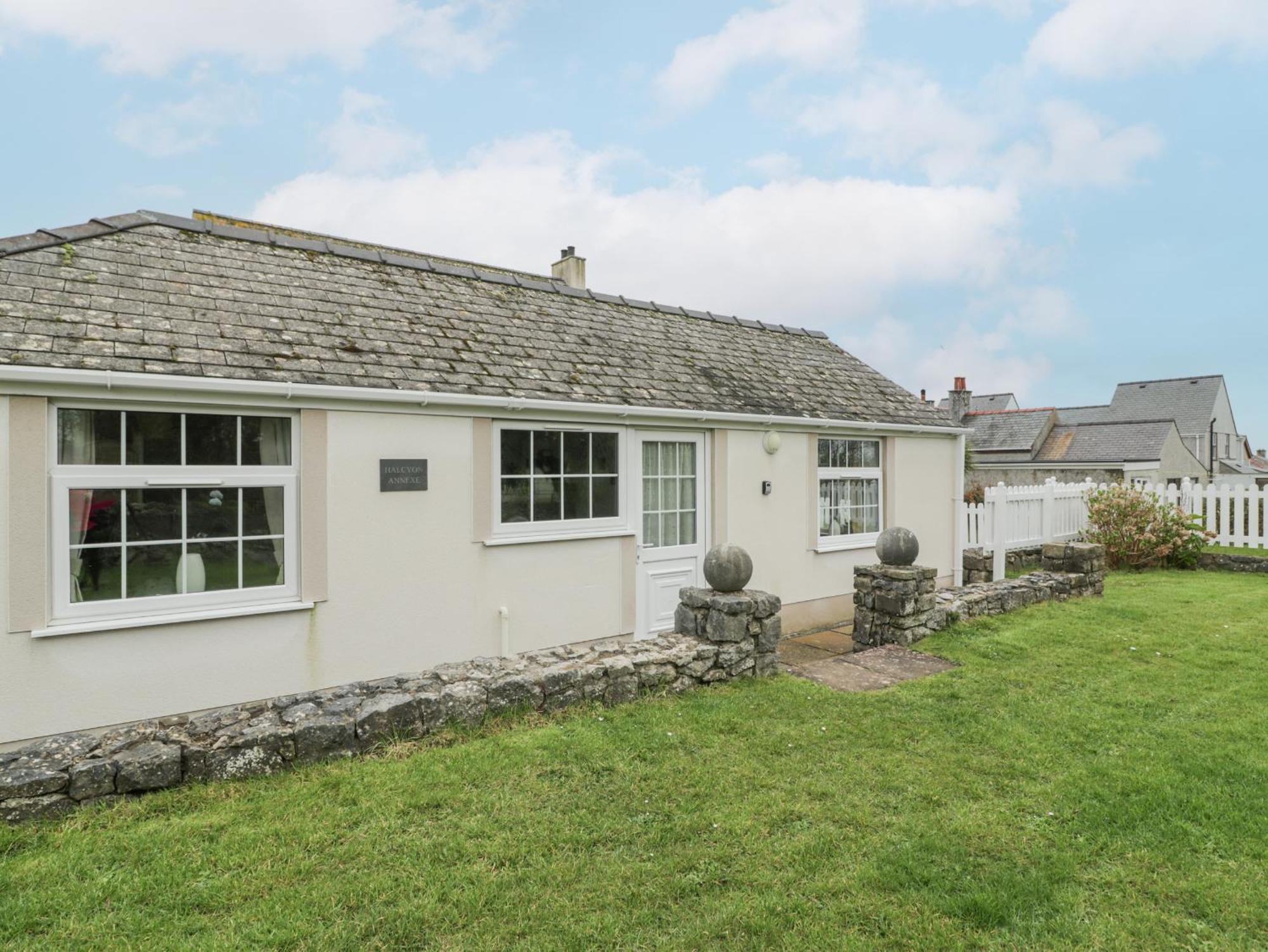 Halcyon Annexe Villa Moelfre Exterior photo
